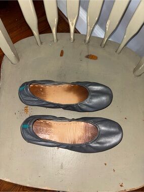 Tieks Women's Ballet Flats in gray with Teal Tab